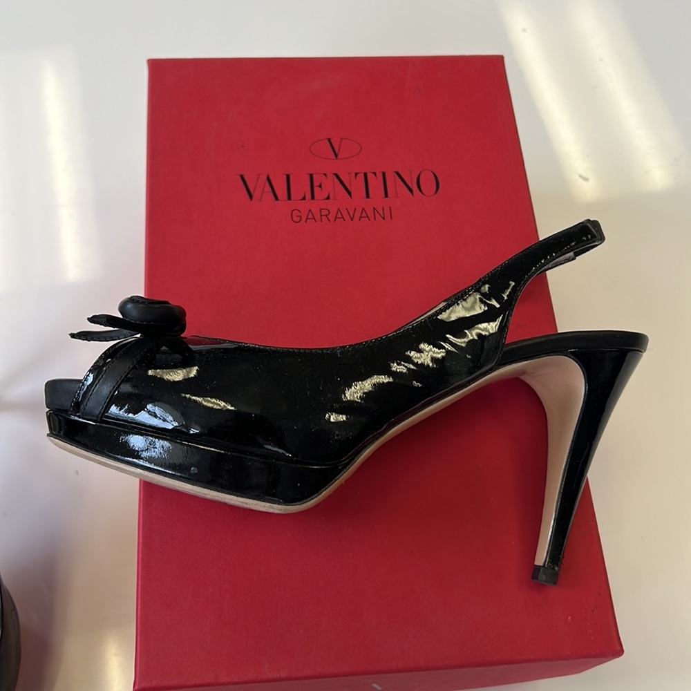 Valentino black  patent bow front peep toe shoes sz 38